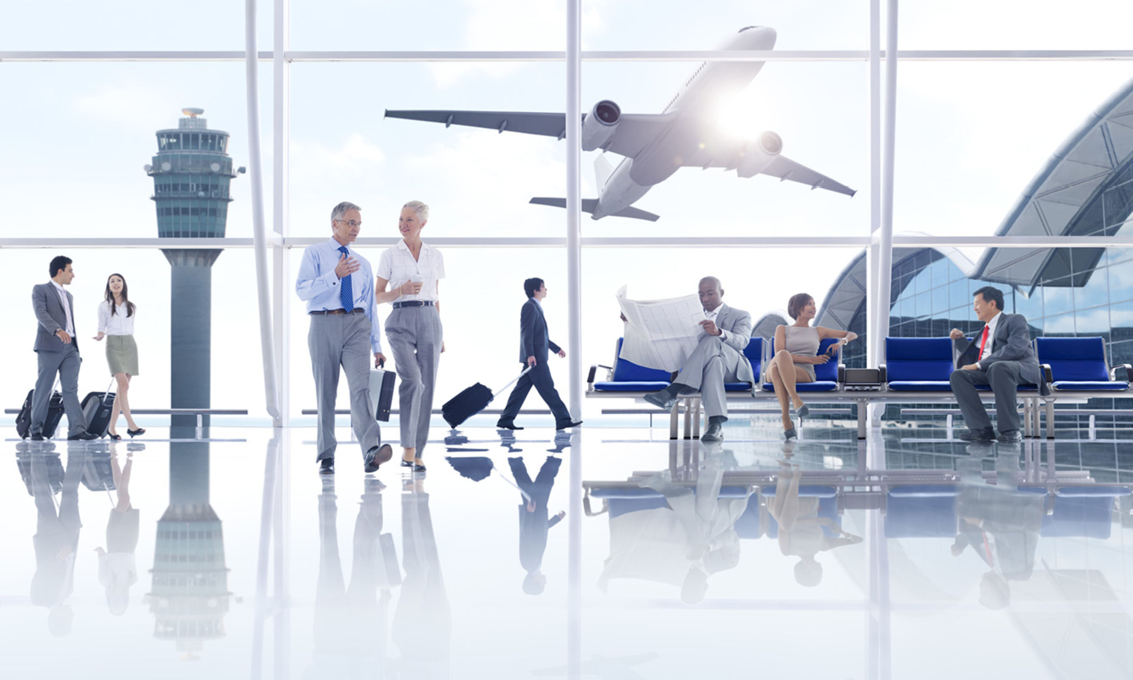 Обслуженные пассажиры в аэропортах. Компьютеры в аэропорту. Стойка регистрации пассажиров. Обслуженные пассажиры в аэропортах. Сопровождение пассажиров в аэропорту.